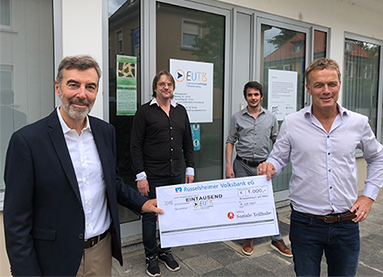 Stiftungsvorstand Herbert Gilbert überreicht Förder-Scheck an EUTB-Team Tony Schröder, Alexander Riecher und Michael Wilker (von links)