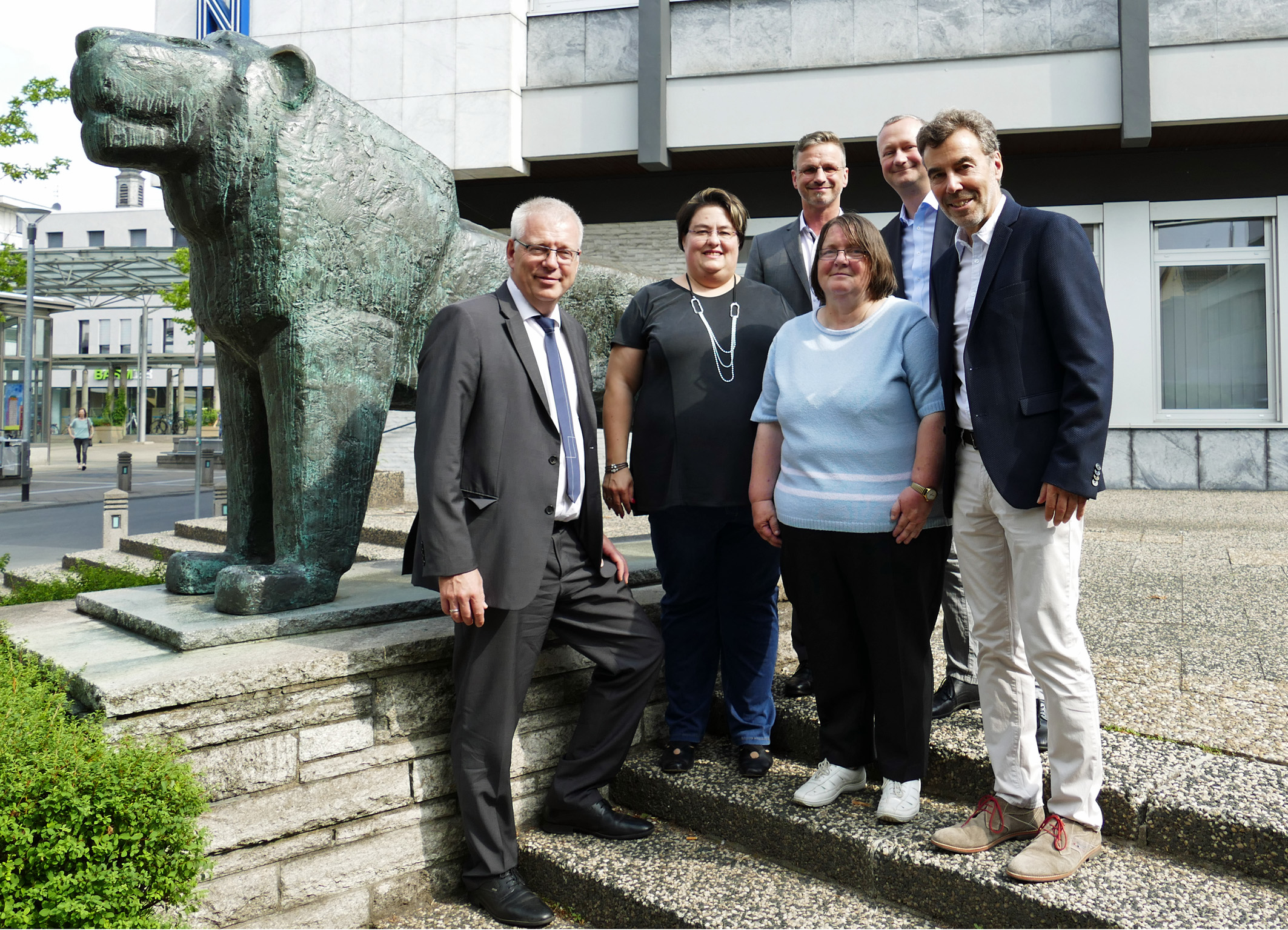 Volksbank Vorstand Josef Paul mit Birgit Wiechers, WfB Rhein-Main e.V. und Marion Woidt (von links), sowie den Stiftungsvorständen Steffen Walther, Torsten Regenstein HIbte, von links) und Herbert Gilbert (rechts) bei der Spendenübergabe. Foto: Stiftung Soziale Teilhabe