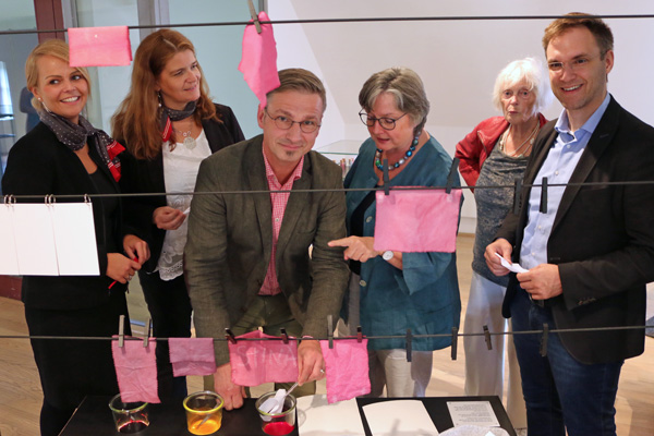 Bei der Eröffnung der Mitmachausstellung Gib Stoff!: Juliane Wallasch und Gaby Görlich-Stepan (Kreissparkasse Groß-Gerau), Steffen Walther (Stiftung Soziale Teilhabe behinderter Menschen in Rhein-Main), Museumsleiterin Dr. Bärbel Maul, Künstlerin Inge Besgen und Bürgermeister Dennis Grieser (von links). © Stadt Rüsselsheim am Main/Silke Fey