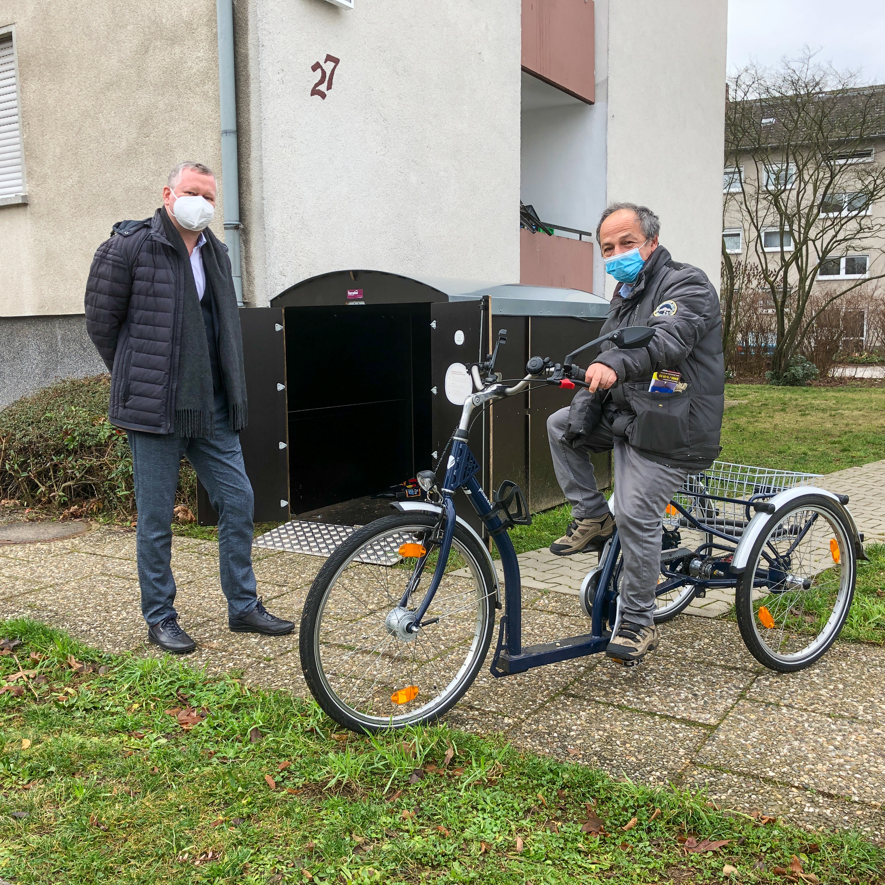 Stiftungsvorstand und gewobau-Geschäftsführer Torsten Regenstein schaut sich das Rad von Tufan Altunbas an.