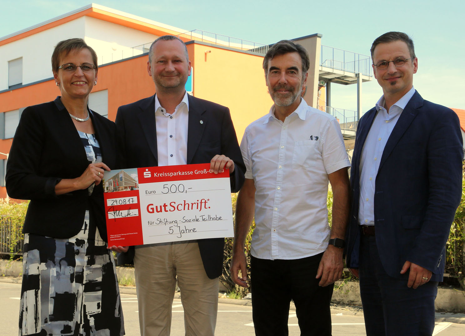 Anette Neumann von der Sparkassen-Stiftung Groß-Gerau und die Vorstände der Stiftung Soziale Teilhabe Torsten Regenstein, Herbert Gilbert und Steffen Walther (von links) vor der WfB-Wohnstätte Herta Max. Foto: Werner Wabnitz