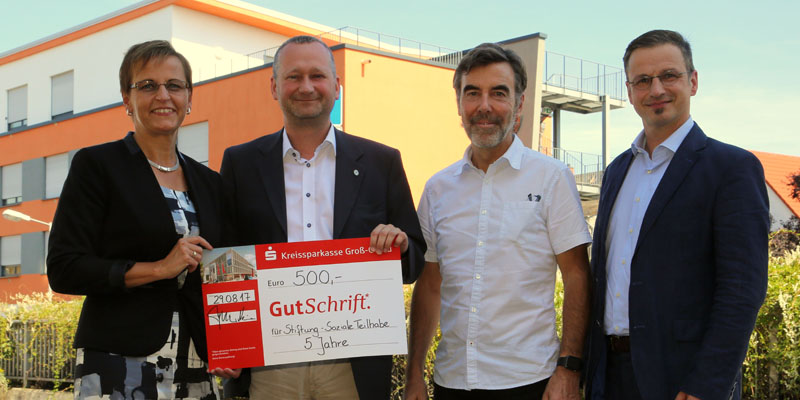 Anette Neumann von der Sparkassen-Stiftung Groß-Gerau und die Vorstände der Stiftung Soziale Teilhabe Torsten Regenstein, Herbert Gilbert und Steffen Walther (von links) vor der WfB-Wohnstätte Herta Max. Foto: Werner Wabnitz