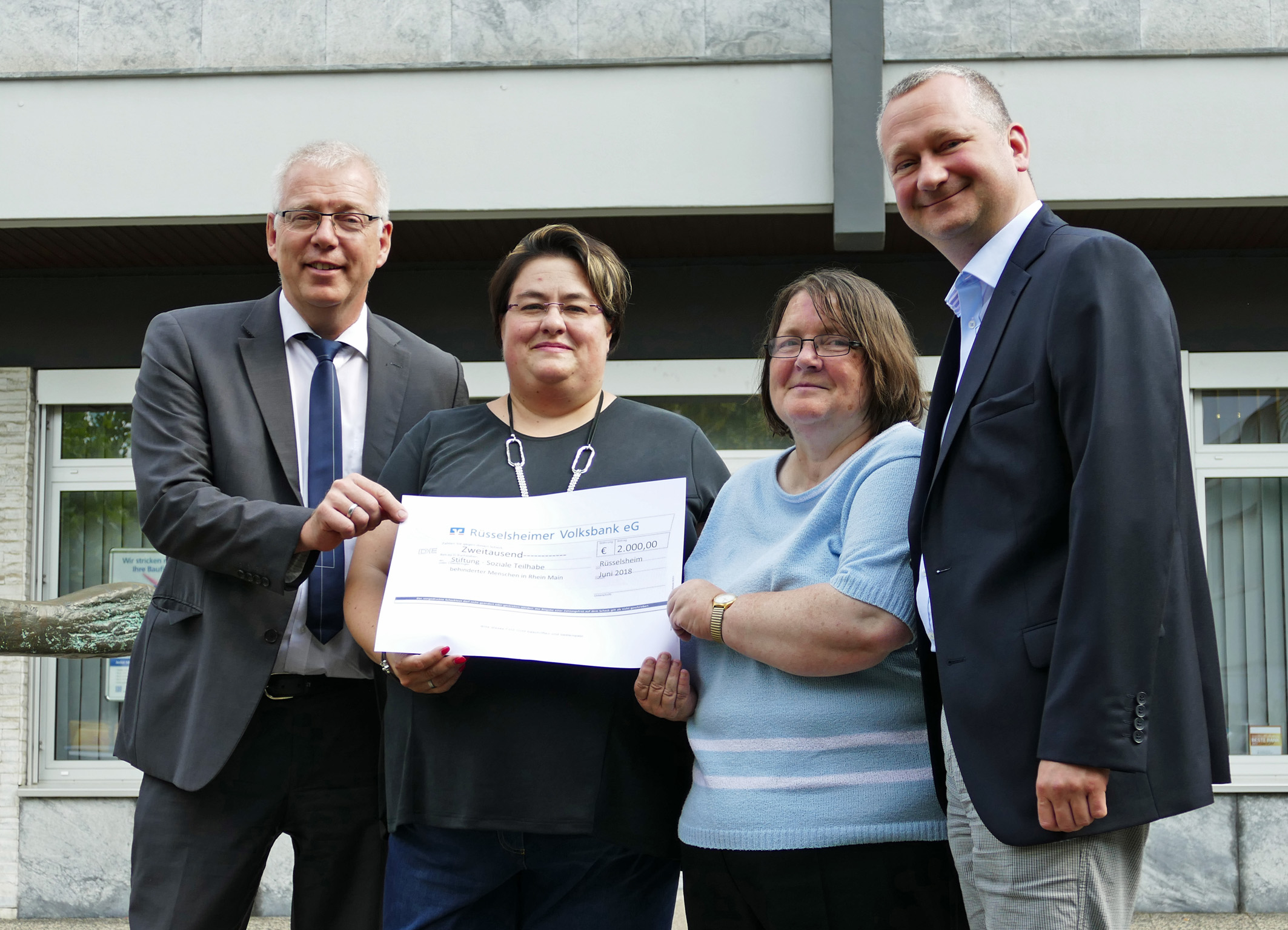 Volksbank Vorstand Josef Paul mit Birgit Wiechers, WfB Rhein-main e.V., Marion Woidt und Stiftungsvorstand Torsten Regensteinbei (von links) der Spendenübergabe. Foto: Stiftung Soziale Teilhabe