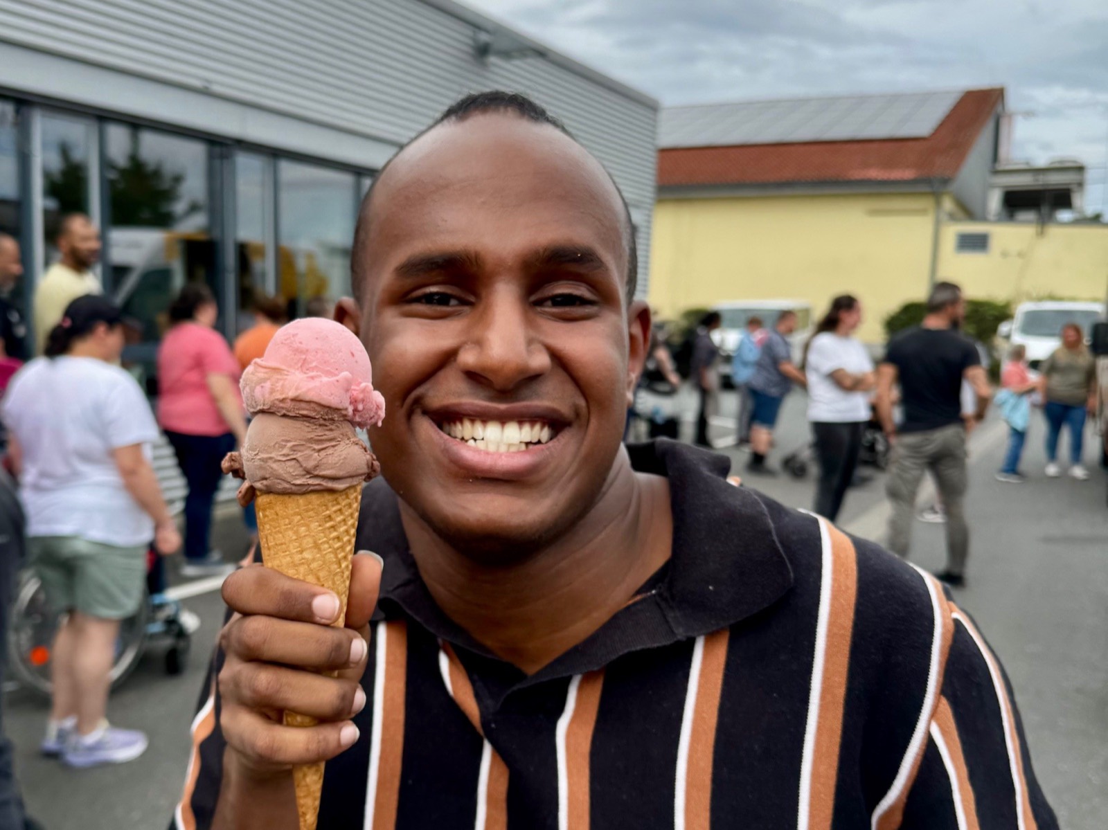 Eisbecher werden verteilt