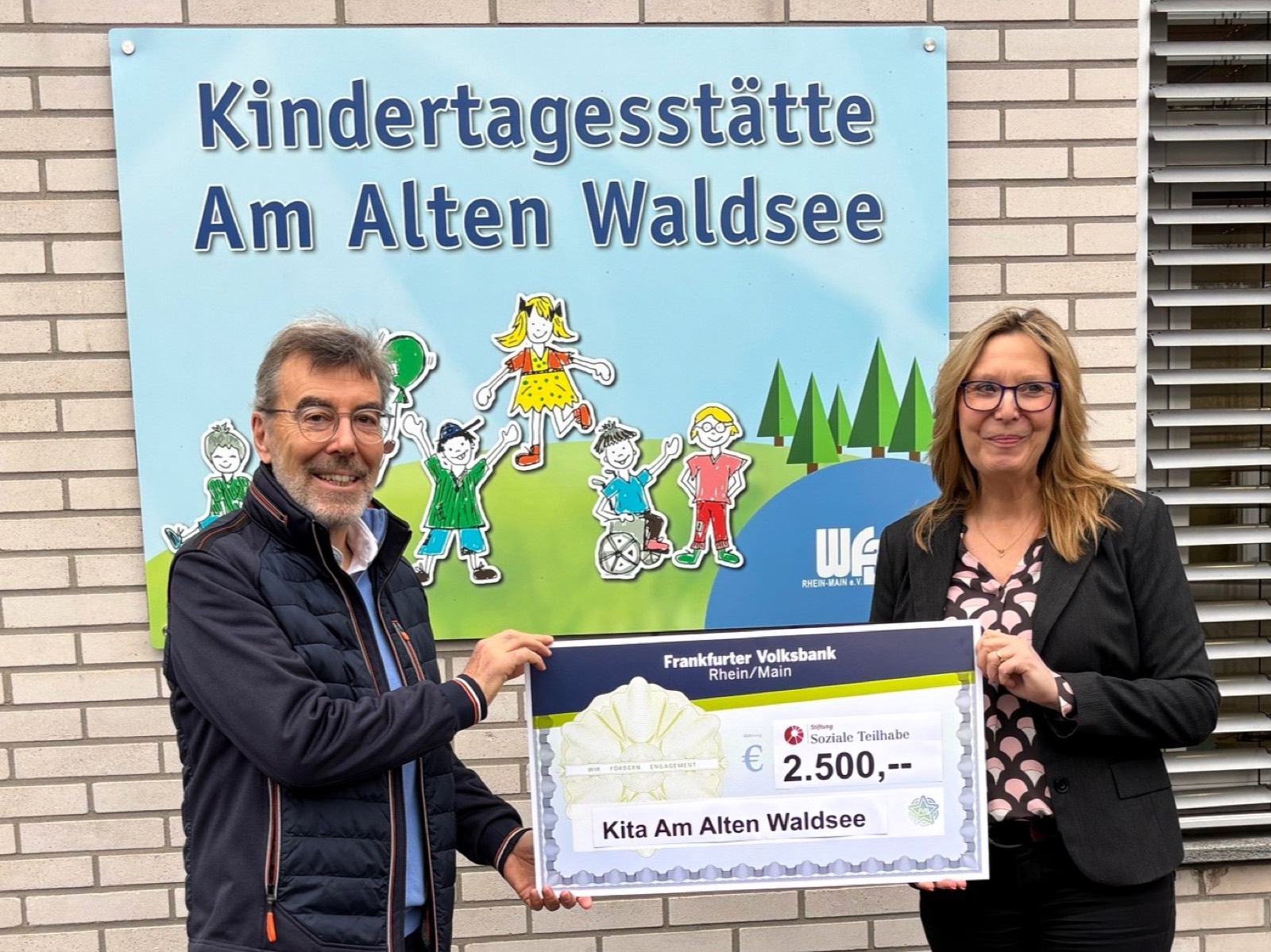 Spendenübergabe an die Kita-Leitung