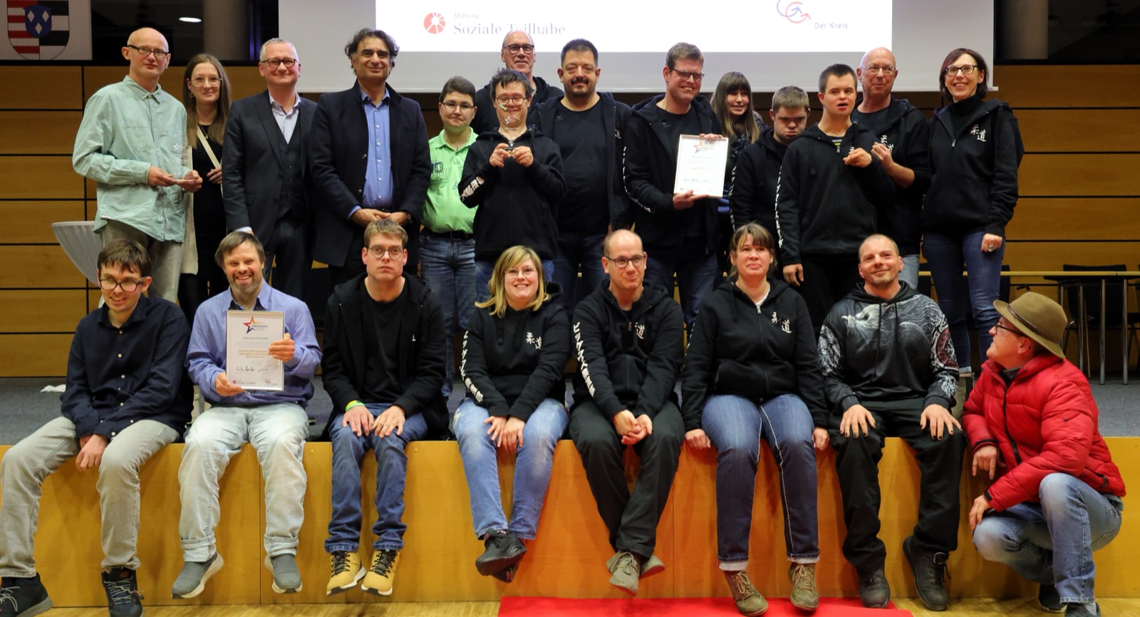 Gruppenbild der Preisträgerinnen und Preisträger
